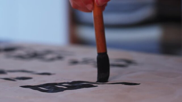 Shallow depth of field lens records the writing process of falling ink on a brush