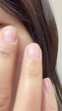 美容液を顔に塗る女性