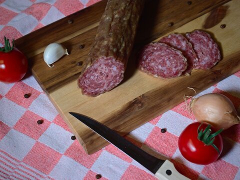  Ahle Wurst (auch Ahle Wurscht bzw. Worscht oder Ahle Woscht, in manchen Gegenden ebenso Rote Wurst)