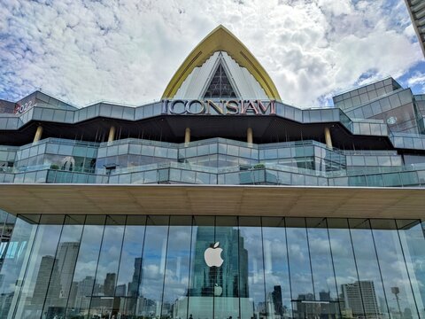 Exterior view of Apple Iconsiam store facade with glass building in Bangkok