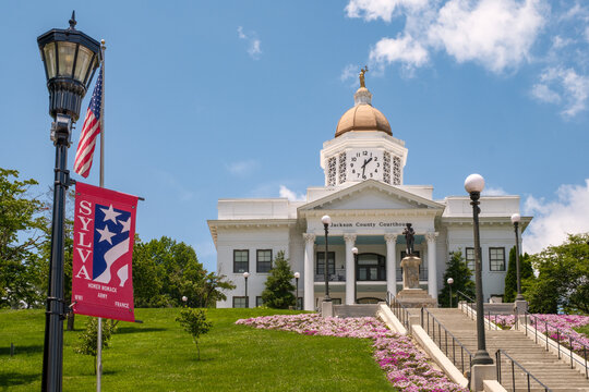 Jackson County Courthouse in Sylva, North Carolina, with lampost and flag.