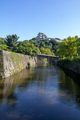 Fototapeta premium 御堀から見る和歌山城の天守閣