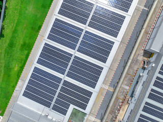 Obraz premium Solar energy for factory and warehouse building. Solar panels on roof of industrial plant. Commercial solar power. Rooftop solar power. Rooftop renewable energy system. Sustainable green energy.