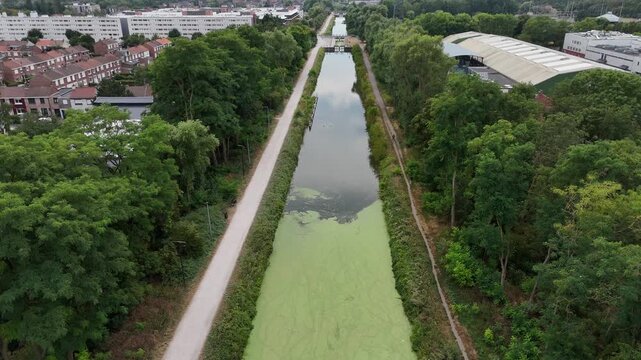 Le canal de Roubaix et une &eacute;cluse