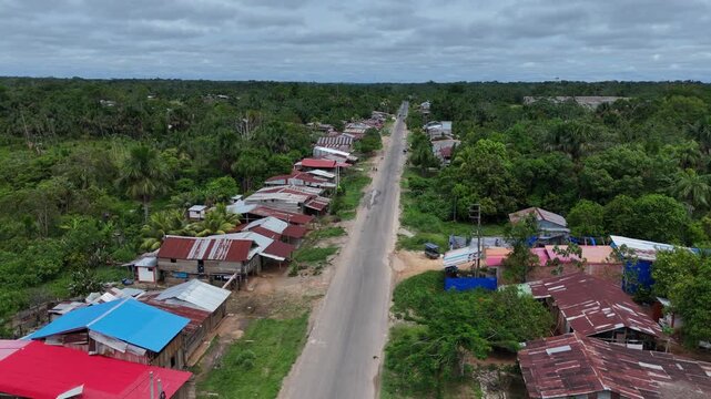 VISTA AEREA CARRETERA EN LA SELVA PERUANA CIUDAD DE IQUITOS