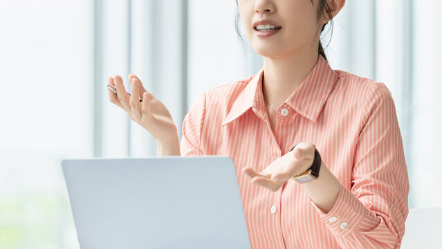 対話する女性・ビジネスウーマン, Businesswoman in Conversation
