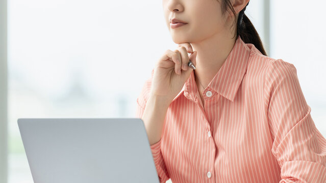 考えごとをする女性・ビジネスウーマン, Businesswoman Thinking