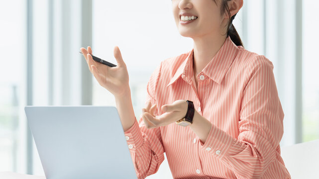 対話する女性・ビジネスウーマン, Businesswoman in Conversation