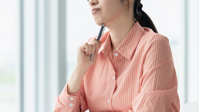 考えごとをする女性・ビジネスウーマン, Businesswoman Thinking