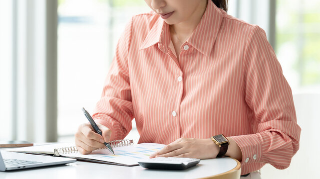デスクワークをする女性ビジネスウーマン, Businesswoman Doing Desk Work