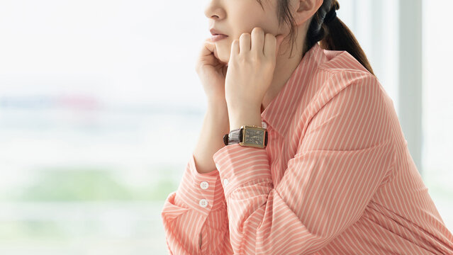 考えごとをする女性・ビジネスウーマン, Businesswoman Thinking