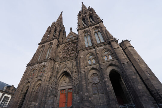 vue de la cath&eacute;drale de Clermont-Ferrand et de la place de La Victoire en Auvergne, France