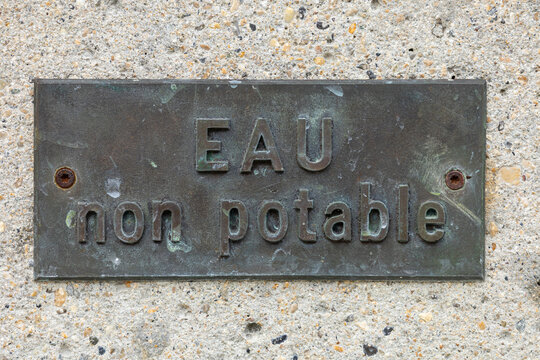 Plaque m&eacute;tallique portant l'inscription &laquo; Eau non potable &raquo;, utilis&eacute;e pour signaler une eau impropre &agrave; la consommation. Une image illustrant la s&eacute;curit&eacute;, la sant&eacute; publique et la signalisation.