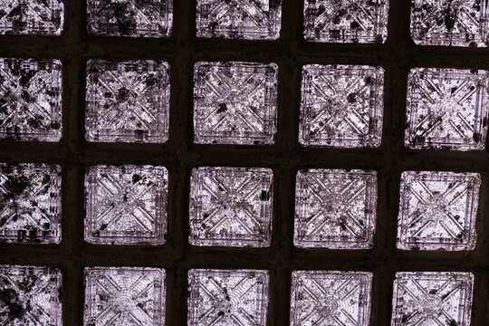 Motif g&eacute;om&eacute;trique compos&eacute; de pav&eacute;s de verre translucides ins&eacute;r&eacute;s dans une structure m&eacute;tallique. Une texture architecturale id&eacute;ale pour illustrer le design et la construction.