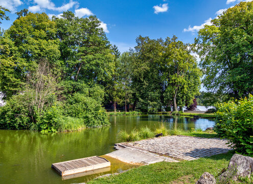 Fischteich, Weiher im Park der Erzabtei Sankt Ottilien, Kloster der Missionsbenediktiner, Eresing, Bayern, Deuschland