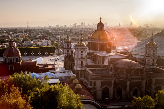 Sunset over Bas&iacute;lica Santa Mar&iacute;a de Guadalupe
and the city in Mexico City.