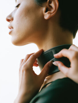 Neck collar neck support cervical collar hand strap adjustment side view profile skin woman