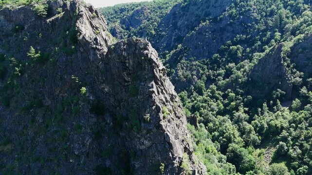 Kreisflug um Felsformation, Bodetal Harz Deutschland Sommer