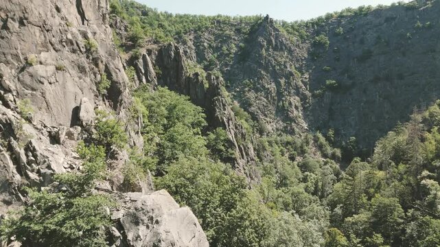 Felslandschaft Bodetal aus der Luft, Nationalpark Harz Sommer