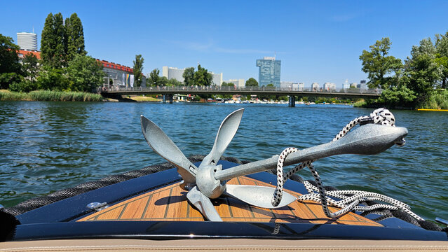 mit dem Boot durch Wien 