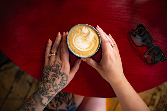 Kaffee in einem gem&uuml;tlichen rustikalen Caf&eacute;