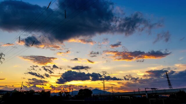 鉄塔のある風景の夕焼け空_タイムラプス（ズーム拡大）