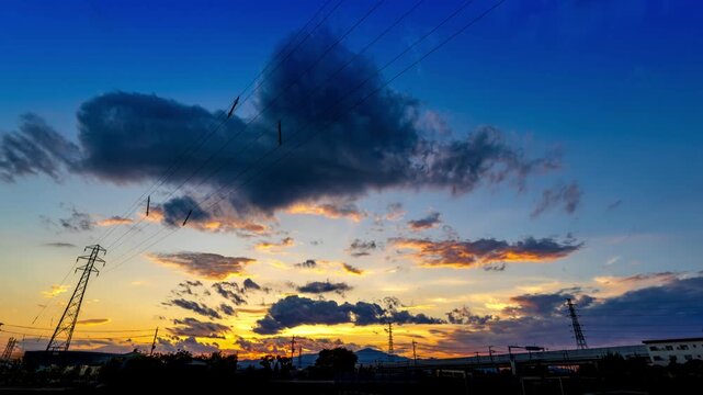 鉄塔のある風景の夕焼け空_タイムラプス（上方移動）
