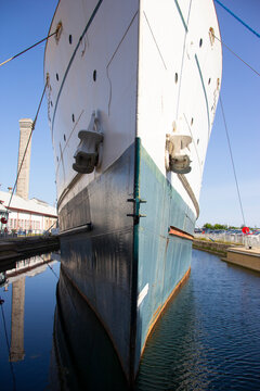 Old ship&rsquo;s bow in a harbor
