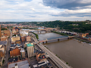 Fototapeta premium Aerial View of Pittsburgh Skyline, Bridges, and Rivers at Sunset