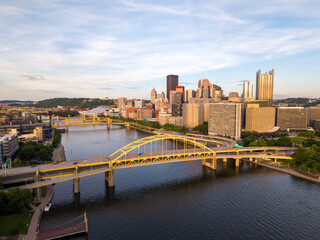 Obraz premium Aerial View of Pittsburgh Skyline, Bridges, and Rivers at Sunset