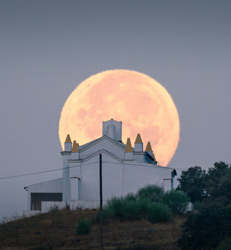 Lua e igreja