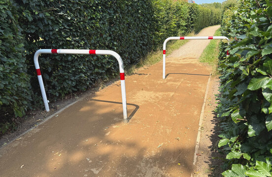 Umlaufsperre aus Metallb&uuml;geln zum Abbremsen von Fu&szlig;g&auml;ngern und Fahrradfahrern