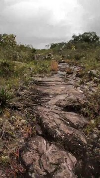 caminhando na trilha na cidade de Gr&atilde;o Mogol, Estado de Minas Gerais, Brasil