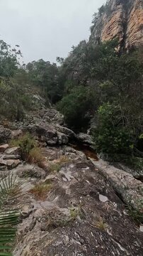 caminhando na trilha na cidade de Gr&atilde;o Mogol, Estado de Minas Gerais, Brasil
