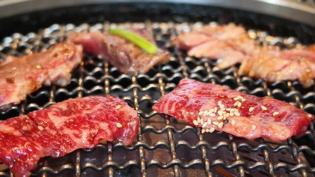 網焼きロースターで香ばしく焼き上げるジューシーな焼肉（カルビ）