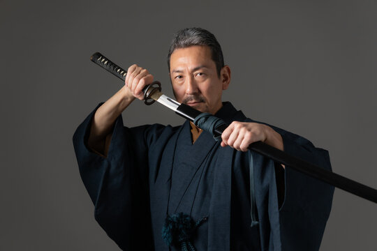 日本刀を持った男性