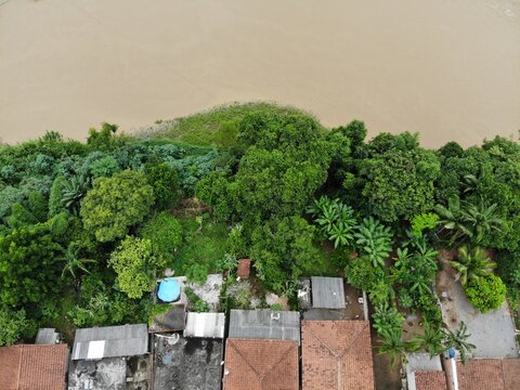 Constru&ccedil;&otilde;es e a &aacute;rea de preserva&ccedil;&atilde;o permanente na margem do Rio Ribeira de Iguape, na divisa entre os estados de S&atilde;o Paulo e Paran&aacute;, Brasil, em imagem a&eacute;rea obtida com sobrevoo de drone.
