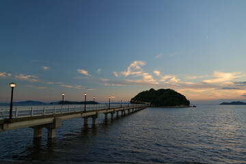 Fototapeta premium 【竹島】夕暮れ時の島に架かる橋