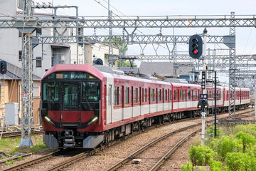 Fototapeta premium 橿原神宮前駅へ到着した近鉄の列車