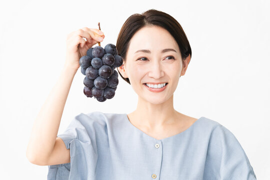 巨峰を食べる女性　食べ物イメージ
