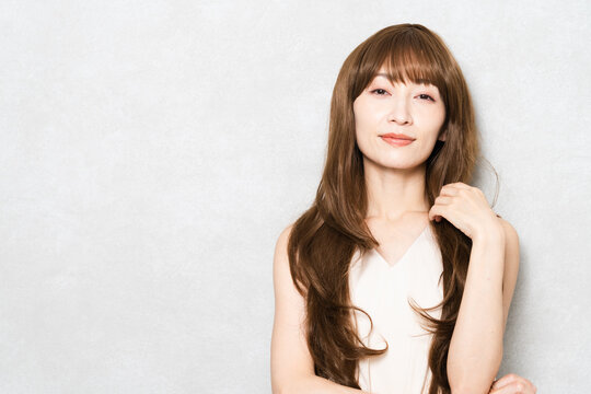 ポージングをするロングヘアの女性　ビューティイメージ