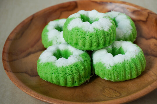 Steamed pandan coconut cake