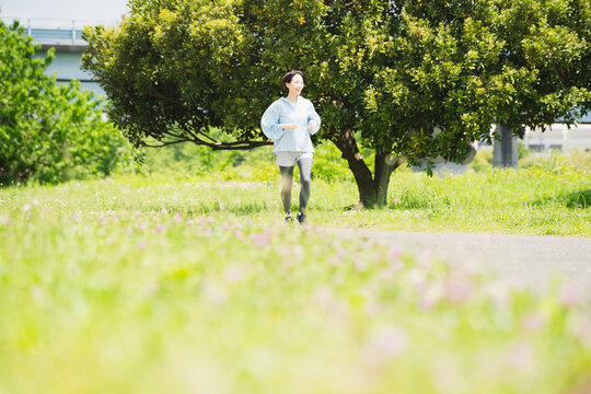 ランニングをする若い女性　スポーツイメージ