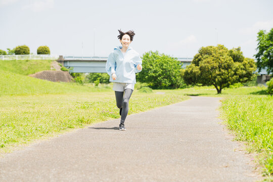 ランニングをする若い女性　スポーツイメージ