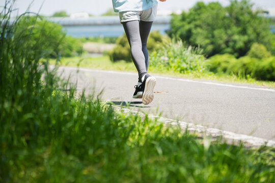 ランニングをする若い女性　スポーツイメージ