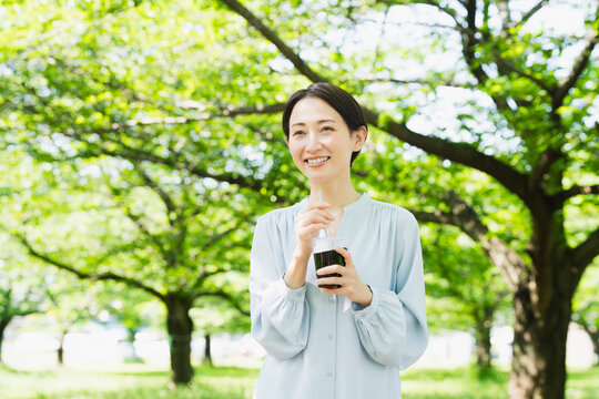 アイスコーヒーを飲む若い女性　ライフスタイルイメージ
