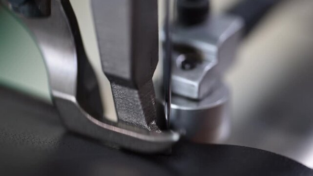 革を縫製する工業用ミシンのクローズアップ