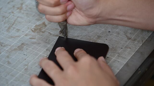 革にステッチガイドを引く手元