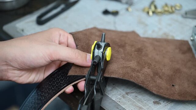 革に穴を開ける手元