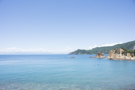 黄金崎の青い海と夏空 静岡県西伊豆町 伊豆半島の絶景、海岸風景 コピースペース